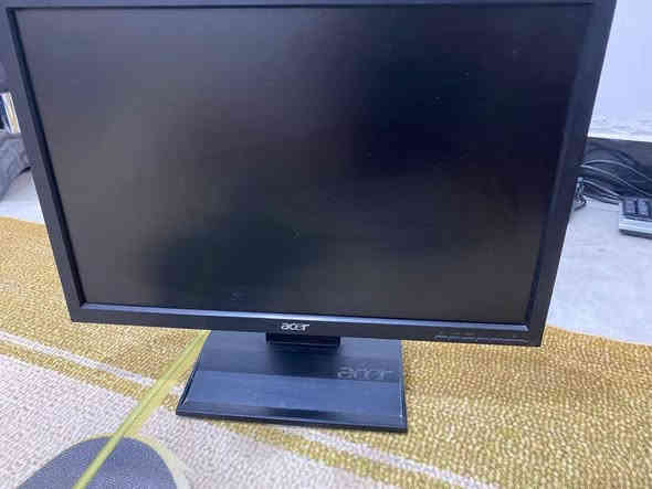 سلام عليكم شاشة ايسر رخيصة مع كيبلات كاملة
المواصفات

الموديل: Acer V193W

القياس: 19 إنج

الدقة: 1440 × 900

معدل التحديث: 60Hz – 75Hz

نوع المنفذ: VGA

نسبة العرض: 16:10

الملحقات: كيبل باور + كيبل تحويل HDMI إلى VGA (كما موضح في الصور)

---

للشفافية

الشاشة تعمل بشكل طبيعي لكن يوجد خط أزرق طولي ظاهر أثناء التشغيل.

منفذ VGA يعمل بدون مشاكل، لكن براغي التثبيت فقط مكسورة.

الحالة العامة جيدة للاستخدام المكتبي أو الكاميرات.

---

السعر 35 الف
مكاني بصرة قضاء شط العرب 
للاتصال او واتساب ***********
