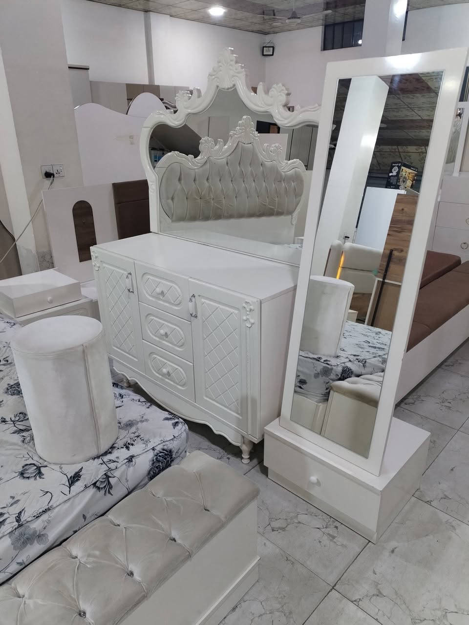 غرفه نوم تركي ماركه كلش نضيف 8قطع للستفسار ***********
