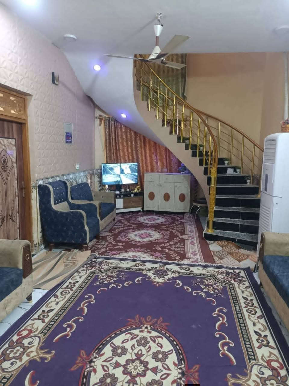 *🏡 بيت زراعي للبيع - فرصة ممتازة بسعر مناسب*
*الموقع:* الديوانية / الدغارة - طريق نهر الويرسي  

قريب على شارع المشاية باتجاه صدر الدغارة  

- يبعد 300م عن شارع المشاية  

- يبعد 70م عن التبليط الفرعي  

- الطريق سبيس، يوصل له كل أنواع السيارات

*📄 المواصفات:*

- المساحة الكلية: 690متر زراعي

- سند 25، مداور بنفس اليوم

- مساحة البناء: 340م | الحديقة: 350م محاطه بسياج بي ار سي 

- البناء 2023، درجة أولى

*🏠 تفاصيل البناء:*

غرفتين + صالة + استقبال + مطبخ  

صحيات داخلية وخارجية + كراج سيارات

*💧 الخدمات:*

- ماء إسالة خطين

- كهرباء وطني + مولد

*📞 للتواصل والاستفسار:*  

واتساب/اتصال: ***********
***********
