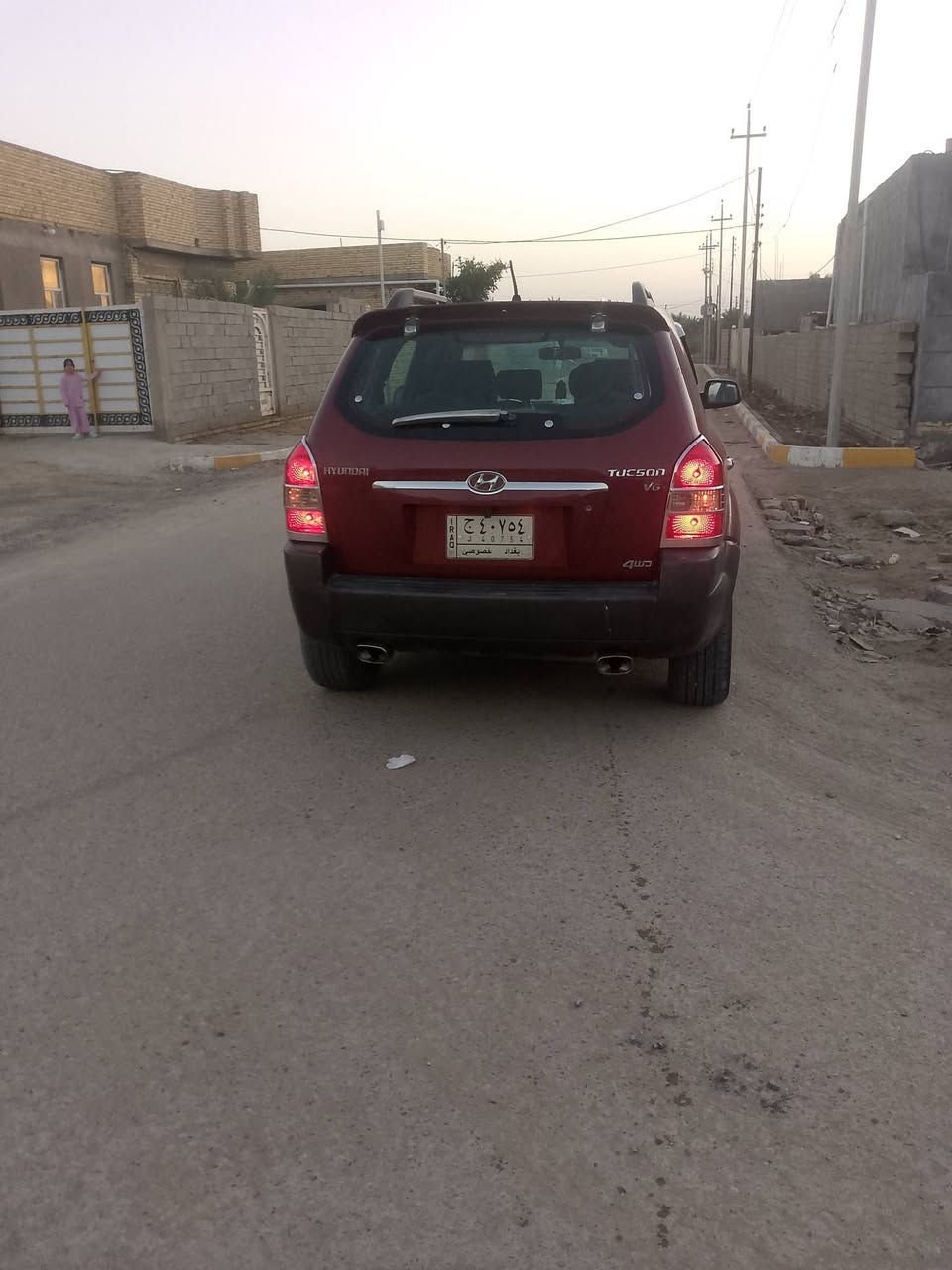 سلام عليكم توسان موديل 2006 مكفوله من الضربه بيه بس بنيد مبدل بيه رشات صبغ بصيطه سيارة جديده حيل تخم تاير جديد حداديه جديده دواخل جديده تبريد ثلج مكينه  رقم بغداد السيارة بسمي تريد وكاله تريد تحويل سنويته صاقطه مامبدل بيه اي شي بس بنيد السيارة جاهزه الف ماذب عليه كير ومكينه شرط عنواني ناصرية سوك الشيوخ سعره 80 وبيه مجال رقم التلفون ***********
