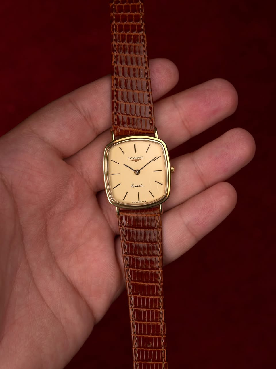 Longines Quartz Ultra Slim Unisex 80s 🇨🇭

ساعة كلاسيكية أنيقة من دار لونجين السويسرية تعود إلى أواخر السبعينيات وبدايات الثمانينيات

يأتي الميناء بلون شامبين دافئ متناسق جداً مع الحزام الجلدي الفاخر بنقشة جلد السحلية باللون البني من غوتشي

تتميز العلبة بتصميم Cushion المربع ذي الحواف المنحنية مع هيكل مطلي بالذهب (مختوم)، كما تُعد الساعة من فئة Ultra Slim بسماكة استثنائية تبلغ 3.2 ملم فقط، ما يمنحها حضوراً راقياً وراحة على المعصم.

تعمل الساعة بنظام البطارية بواسطة حركة لونجين السويسرية الأصلية Cal. L962.1  ، والمزودة بسبعة أحجار (7 Jewels)

الرقم المرجعي للساعة 978.6372، وتحمل الحركة الرقم 56370674،

متوفر توصيل لجميع محافظات العراق

نحن المتجر الوحيد الذي يقدم ضمان سنة على أداء الماكنة لا تقدم ولا تأخر بالوقت (كوارتز، ميكانيك، أوتوماتيك) وضمان شهر على الحزام

قطعنا أصلية ولا نتعامل بالكوبي أو المجدد

للاستفسار أكثر على الخاص

COPYRIGHT NOTICE: We are not affiliated with any brand*
and all content are (original) and pre-owned (used)

إشعار حقوق النشر: نحن لسنا تابعين لأي علامة تجارية وكل المحتوى (أصلي) ومملوك مسبقاً (مستعمل


**إذا كنت صاحب هذا الإعلان وتريد حذفه لأي سبب، رجاءا أرسل رسالة إلى الدعم الفني**