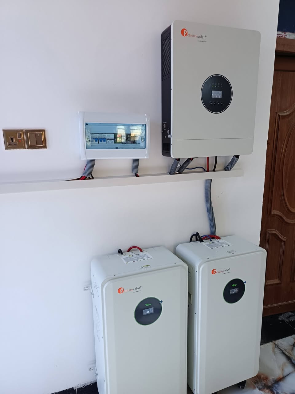 #الطاقة الشمسية ☀️ تعني كهرباء⚡⚡ ٢٤ ساعة.
أتصال +واتساب
*********** ☎️***********  م. رافد

#بالتعاون مع شركة اضواء للطاقة الشمسيه

#تم بحمد الله تعالى تجهيز و نصب منظومة طاقة شمسية عالية الكفاءة لمنزل الدكتور علي الدخيل في قضاء الشرقاط / قرية الخصم و بواقع ٣٠ أمبير نهاري و ٣٠ أمبير ليلي.
مكونات المنظومة :
1-الواح لونجي هيمو X10 عدد ١٤ ضمان ١٥ سنة.
2 - انفيرتر فلستي ١٢ كيلو واط ضمان سنه.
3 - باتري ليثيوم نوع فلستي ١٥ كيلو واط عدد ٢ ضمان ٥ سنوات.
4 - هيكل حديدي مغلون ١،٥ ملم
5-كيبلات DC ٦ ملم و كيبلات AC ٤ ملم.
6- لوحة توزيع تشمل قواطع DC و قواطع AC و جوزات ذكية. 
#اسعار مناسبة و صيانة مجانية.
#نقد و#اقساط

