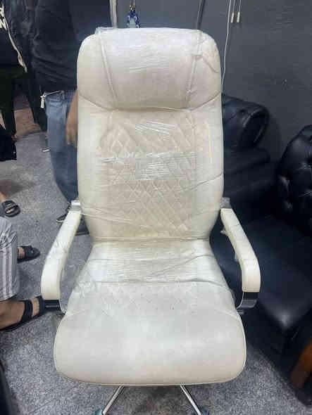 ميز مكتبي معه كرسي متحرك و ثنين ثابتات اخو جديد سعر ٤٠٠.  ***********
