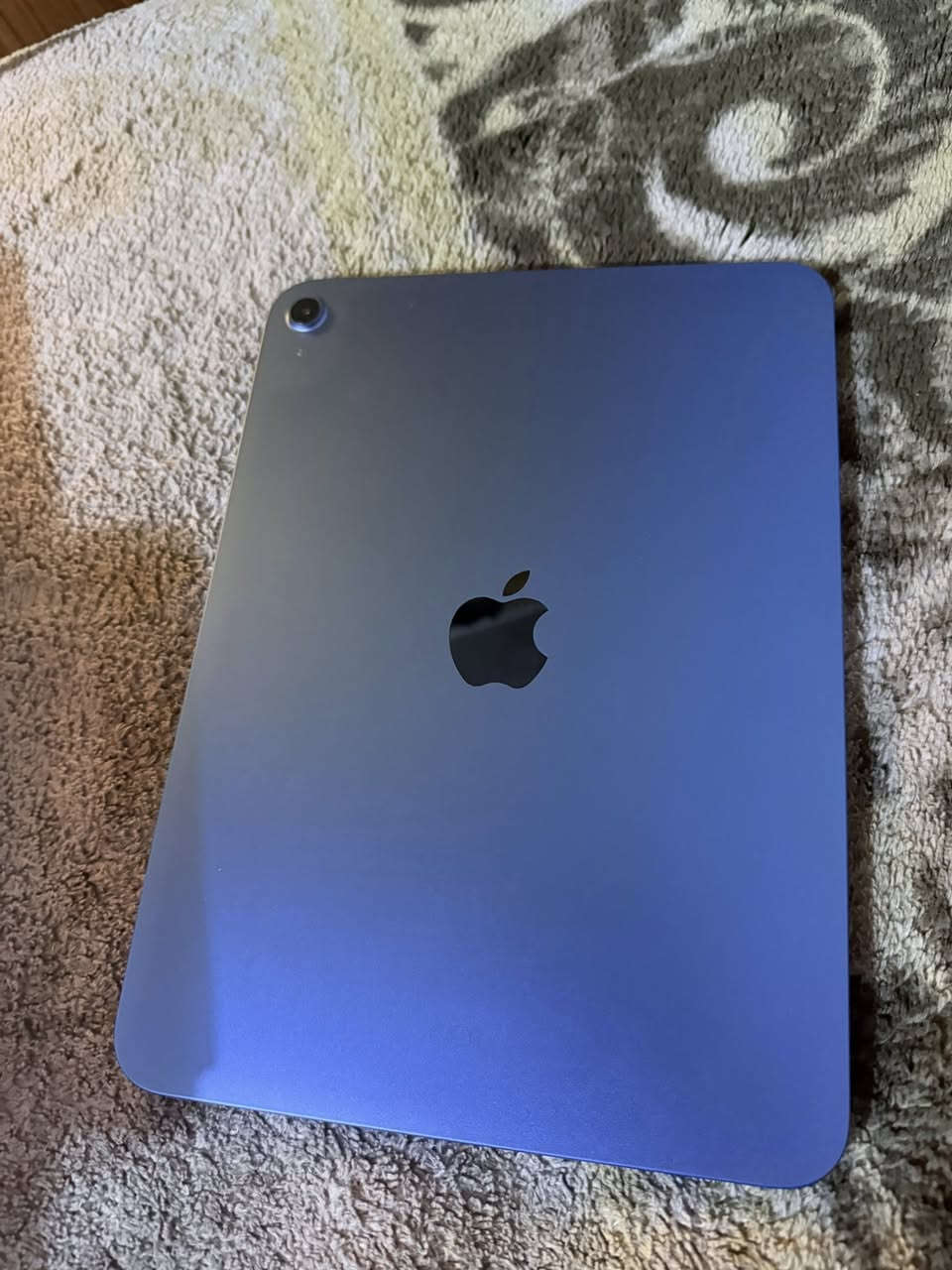 ⸻

للبيع: iPad 11 A16 مع ملحقاته
 • الموديل: iPad 11 A16
 • الحالة: ممتازة، البطارية 98%
 • الملحقات:
 • ماجك كيبورد بسعر 65,000 د.ع
 • قلم عادي (غير أصلي)
 • الضمان: ضمان ماستر
 • الاستخدام: خفيف جداً، فقط لمشاهدة الأفلام
فقط بي زلغتين صغار ممبينات موضحهن بالصوره من وره القلم يعني مال قلم لا ضربه ولا شي والباقي شخطه وحده ما بي نضيف ١٠٠٪؜

💰 السعر: كلهن ب450 الف  وبي مجال شويه والي يريد بس الايباد بدون القلم والكيبورد سعر اخر براحته 
📍 الموقع: بغداد المشتل 

للاستفسار أو التواصل: [رقم الهاتف أو واتساب] ***********
