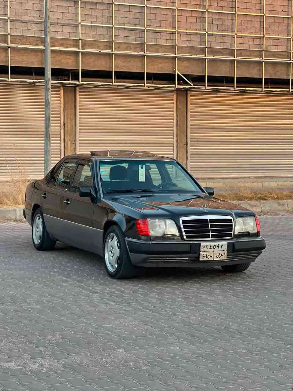 السلام عليكم
مارسدس دب للبيع السعر 70 وبي مجال 
موديل 1990 بدون ضربه صبغ عام جماليه 
تبريد ثلج تدفئه شغال 
كير ومكينه 3000 VVTشرط 200
دواخل نظيف مثلما موضح بالصور 
السياره بالواقع احلى من الصور نصبتها حلوه 
سياره سقف سلايت ABS فول 
شرطالتحويل مكان السياره ديالى خانقين 
للاستفسار : ***********
