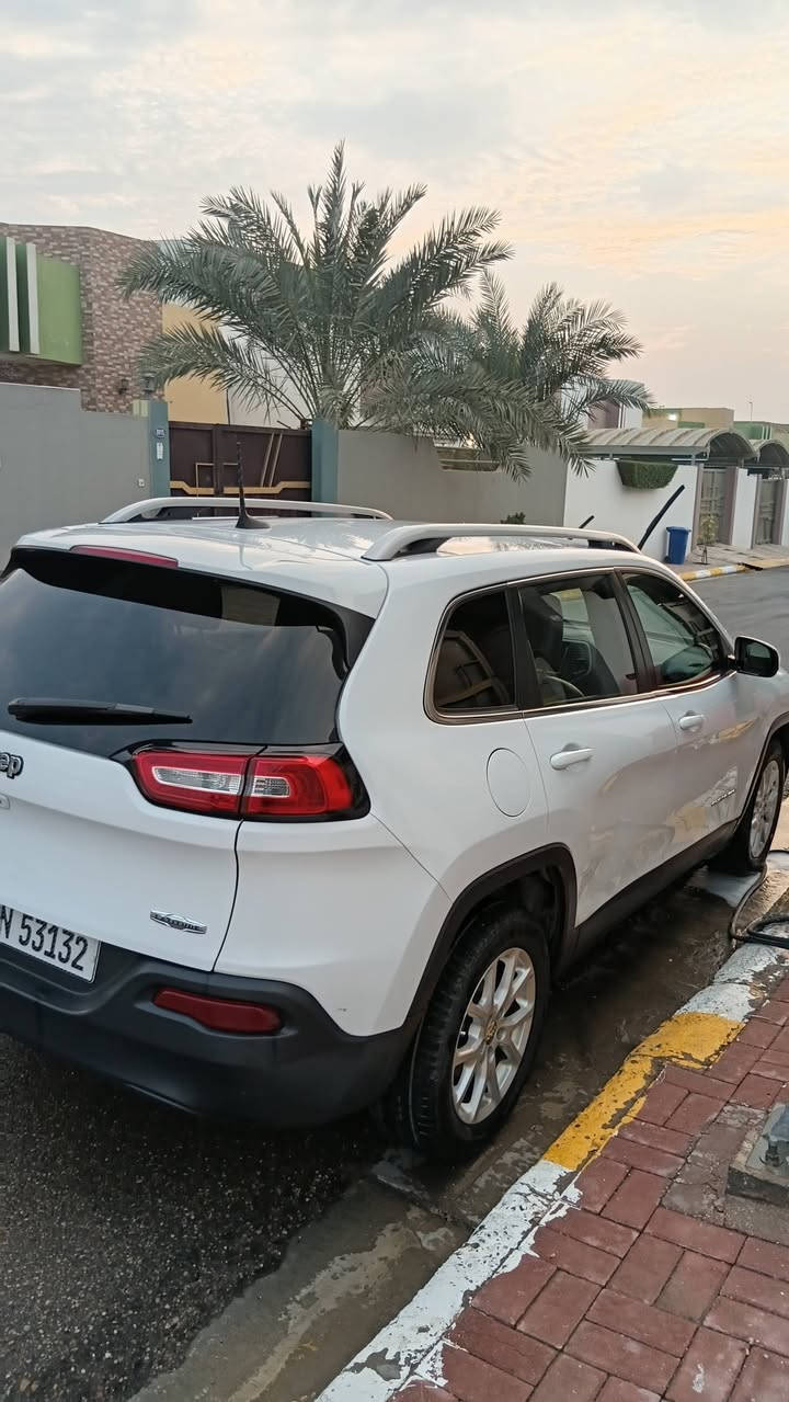 جيب شيروكي ستيشن (بزون) 2017 فول مواصفات عدا الفتحة السعر 130 ورقة / بسم الله ما شاء الله 

1 كشن هيتر و كشنات جلدو كهربائي 

2 شاشة كبيرة قياس 8.4 انش

3 دفع رباعي محرك 2400 تنفس طبيعي 

4 بريك بصمة 

5 محرك كير مكفولات ممفتوحة 

6نضام تثبيت السرعة 

7 ستيرن كهربائي 

8 كامرة خلفية 

9  تحكمات ستيرن 

10 نضام الملاحة 

11 بلوتوث و مدخل usp

*********** للتواصل
