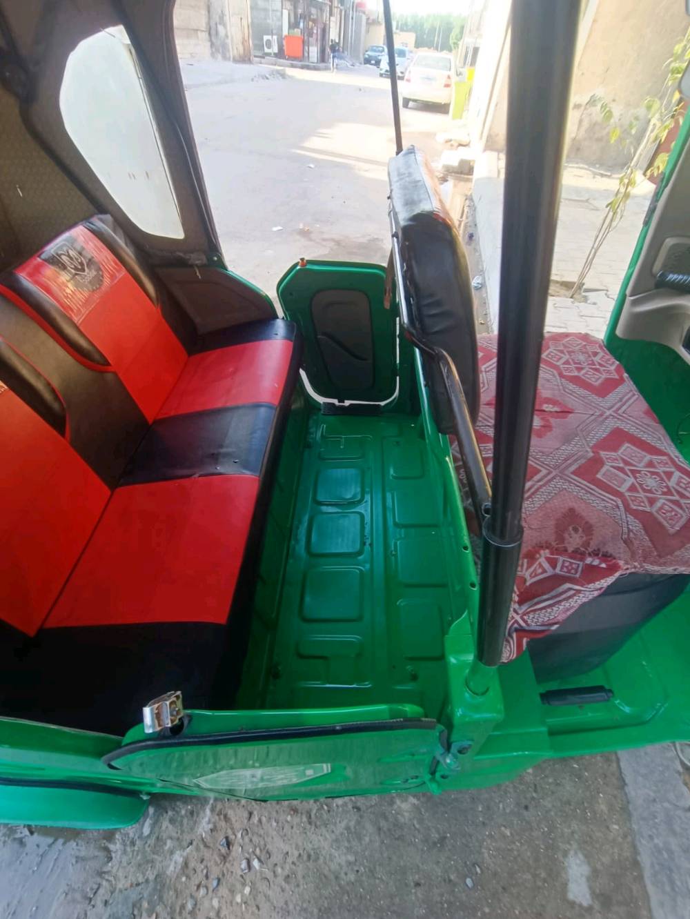 تكتك بحالة جيدة مع لون خارجي أخضر جذاب. المحرك يعمل بشكل ممتاز والدعامات والسقف جيدين. الداخلية نظيفة وتتضمن مقاعد مريحة. مناسب للنقل داخل المدينة أو للعمل اليومي. ممتاز للاستعمال الشخصي أو التجاري.