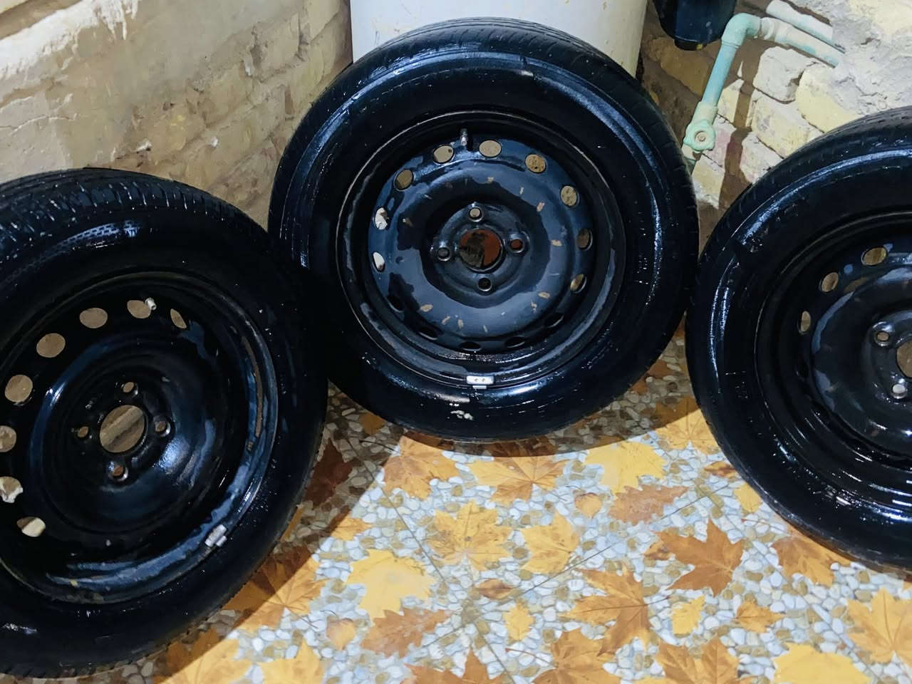 تايرات مع كبات
السلام عليكم تايرات حجم 14 عدد 4مع 4 كبات افيو نضافه 85 /100 السعر 125 كامل قفل  
العنوان بابل ناحيه الطليعه   ***********
