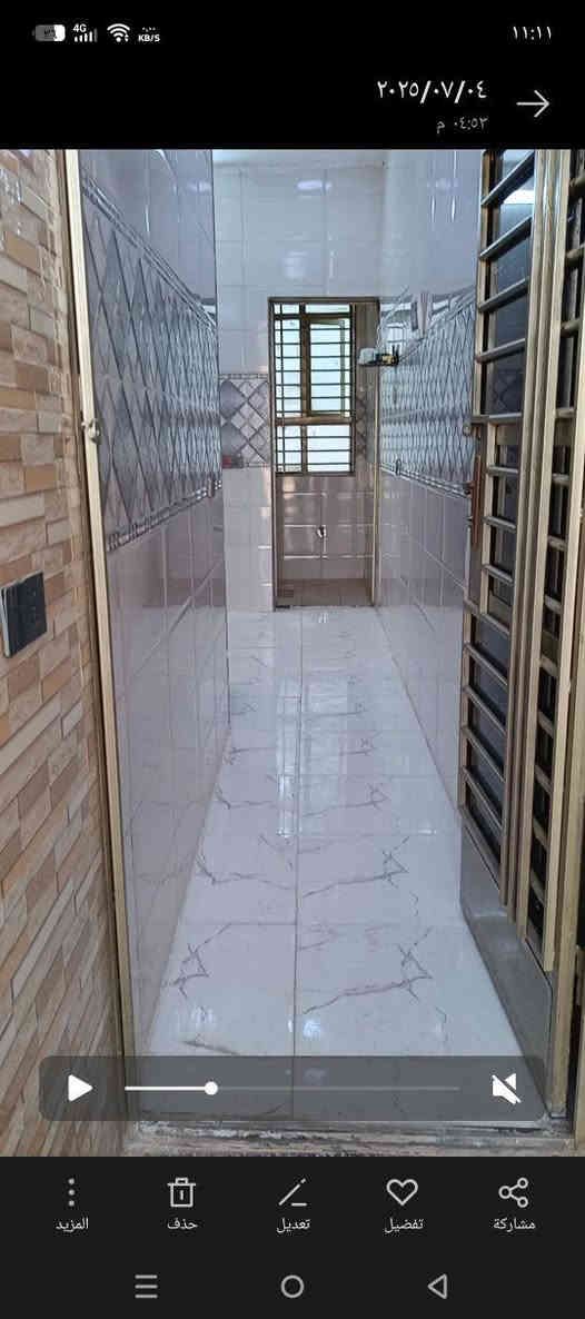 سلام عليكم دار للبيع حي كوفه ورة دلاليه السيد المساحة ٧٥متر طابقين البيت كامل مابيه اي نقص تجي اشوف احلى من الصور رقم موبايل ***********
