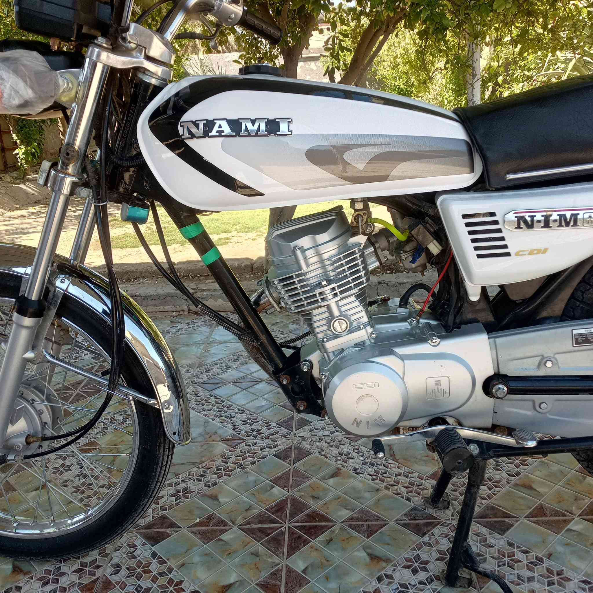 سلام عليكم شباب دراجه البيع ماماشه شي قليل احله من الصوره الموديل 2025طالعه بل2026يعني زيرو المكان قرب شريفه بت الحسن ع رقم الهاتف ***********السعر 700وبيه مجال شي قليل متوازي عليه
