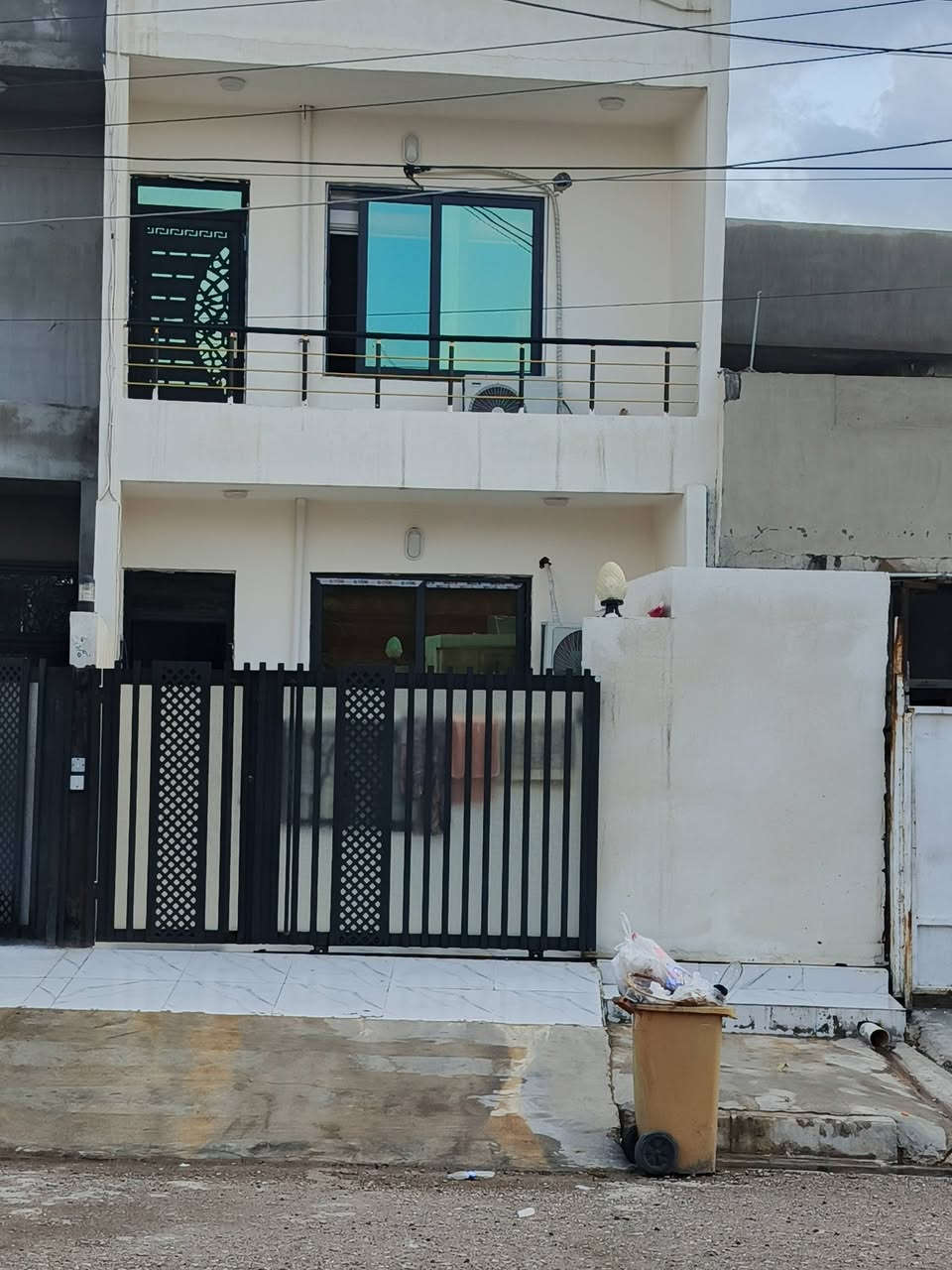 بيت للبيع المساحة ١٢٠ متر طابو طابق ونصف بناء جديد يتكون من غرفتين نوم واستقبال ومطبخ وهول وصحيات داخلي وخارجي العنوان كركوك حي النصر قرب جامع الفجر السعر ١١٠ مليون للاستفسار الاتصال على الارقام التالية ***********او ***********او مراجعة مكتب الصالح للعقار الواقع حي النصر الشارع الوسط قرب ساحة الغاز نستقبل كافه العروض
