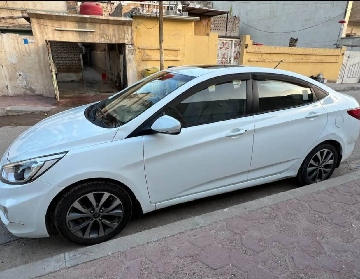 سيارة اكسنت موديل 2016 فول مواصفات  
محرك 1600ويل كب كروم. فتحة  اشاير بل مري
بيها بارد بالباب الصدر  والدوسة شوية مخسوفة. 
ماشية 90 الف (السعر 110  ).  المكان البصرة تنومة الصالحية. رقم الهاتف. ***********
