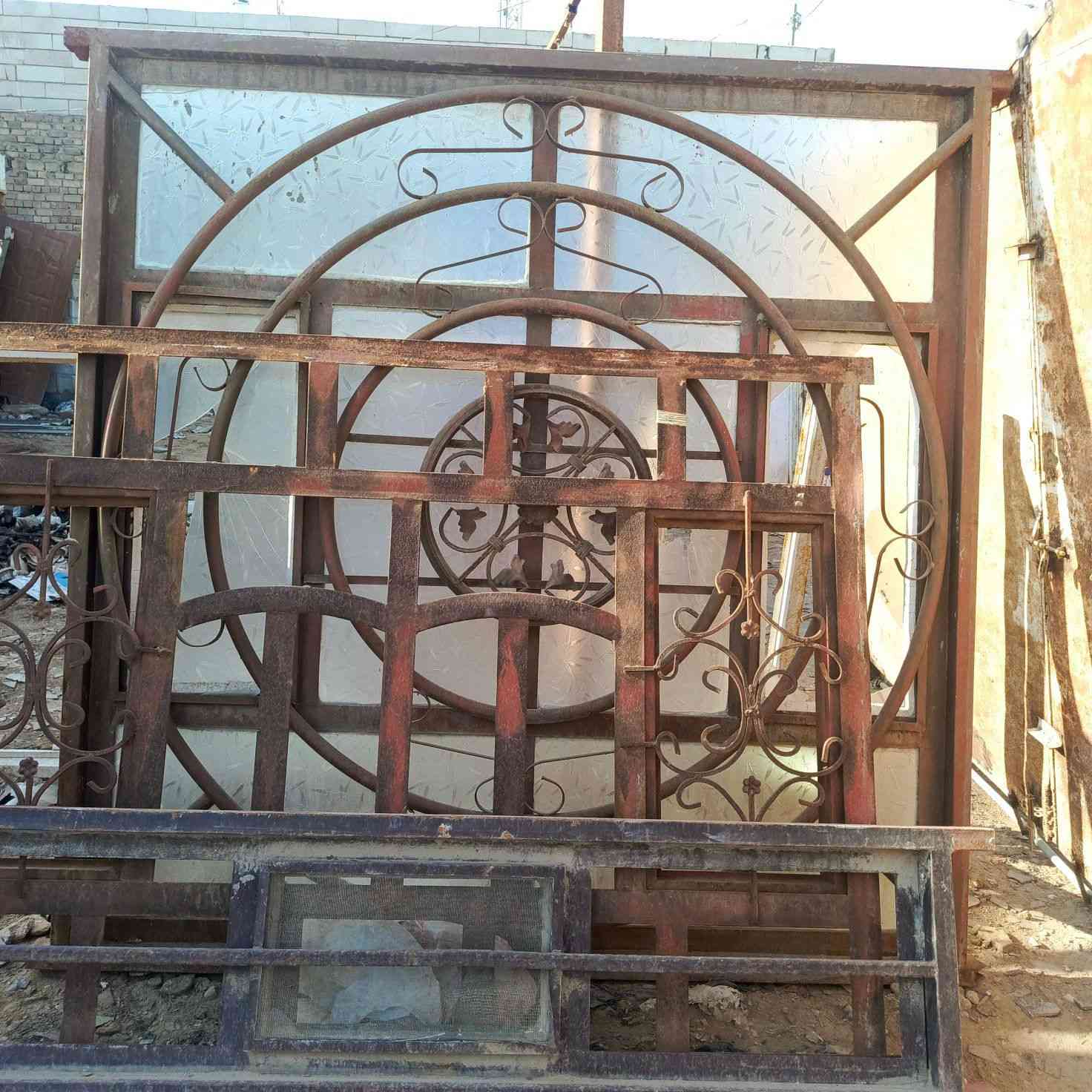 بيبان وشبايك مستعمله للبيع مكان ديوانيه رقمي ***********
