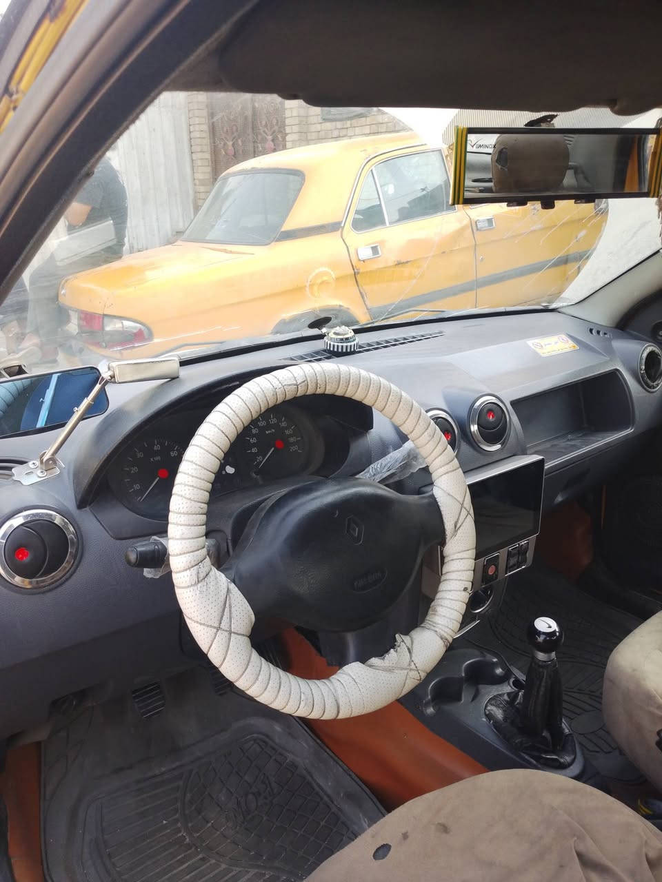 سلام وعليكم رينو لوكان للبيع موديل 10 سياره حلوه وخير من الله فقط تبخير سعر 32 وبيه مجال مكاني شماعيه وهاذا رقمي *********** ما متواجد عل فيس
