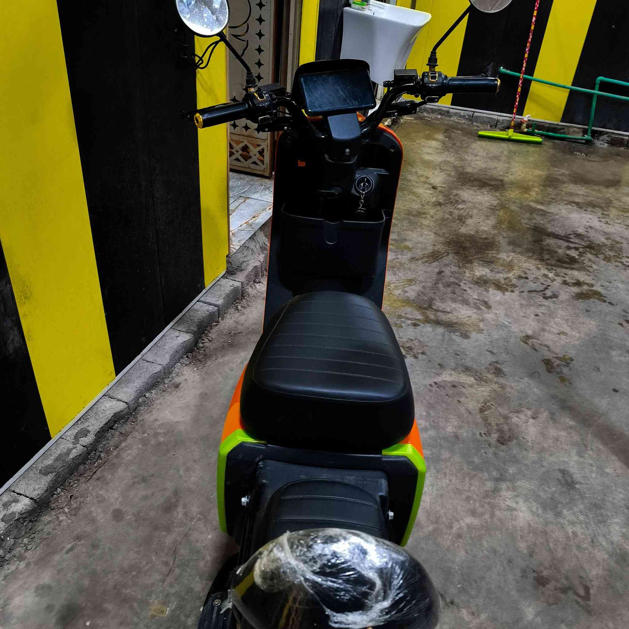 دراجة "R 11"  شحن 
نظافة ١٠٠٪  سرعتها ١٠٩ حقيقي 
صارلي شهر من مشتريها بطاريات و شاحنة ١٠٠٪
العنوان البصرة _ القبلة 
السعر  (٥٠٠ ) الف وبي مجال.
الرقم ***********
