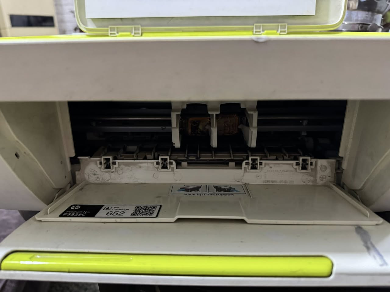 طابعة الوان HP DeskJet Ink Advantage 2135 Printer/Scanner
مستعمله عايزها فقط تنملي حبر 

هذه طابعة HP DeskJet Ink Advantage 2135، وهي جهاز متعدد الوظائف. 
الوظائف: طباعة، مسح ضوئي (Scanner)، ونسخ. 
التقنية: طابعة بنفث الحبر (Inkjet) مصممة للاستخدام المكتبي أو المنزلي. 
المميزات: تدعم وضع علبة واحدة للطباعة، وتستخدم علب الحبر HP منخفضة التكلفة. 
السرعة: تصل سرعة الطباعة باللون الأسود إلى 7.5 صفحة في الدقيقة، وبالألوان إلى 5.5 صفحة في الدقيقة.
م


**إذا كنت صاحب هذا الإعلان وتريد حذفه لأي سبب، رجاءا أرسل رسالة إلى الدعم الفني**