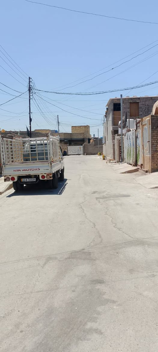 السلام عليكم 
بيت زراعي 160متر طابقين يحتوي اربع غرف منام واستقبال ومطبخ وصحيات في الطابق الاول والثاني ودرج خارجي وداخلي للطابق الثاني واجهه البيت اكثر من 12متر وركن كما مبين بالفيديو وكل الخدمات موجوده البيت الطابق الاول بناء طابوك والسقف كونكريت والطابق الثاني بناء بلوك والسقف كونكريت البيت حلو ومرتب وموقع حلو.. منطقه العريفيه الراغب بالشراء التواصل على الهاتف ***********بيه واتساب والسعر المطلوب 93مليون بيه مجال قليل
