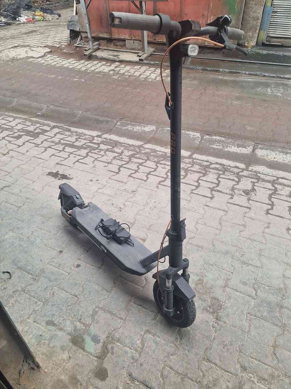 السلام عليكم سكوتر نافي الماني للبيع جديد مستعمل قليل كلش شحن يكفي 40 كيلو متر سعر 250 مكاني بغداد  الشورجة قنبر علي رقم ***********
