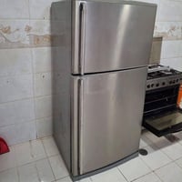 ثلاجه للبيع شبه جديده والسعر زين للتواصل 07889804819