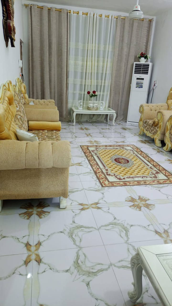 عاجل بيع مستعجل تم تخفيض السعر اقرأ التفاصيل واتصل 
السلام عليكم 
دار للبيع  مساحة 200متر
الموقع حي المعلمين خلف الجامع  فرع حمدي حسون 
 طابو زراعي سند 25 يعني اسمك بالسند موجود💯
يتكون من طابقين 
الطابق الاول  يتكون من 
استقبال +هول+مطبخ حار وبارد+ صالة +غرفة نوم+مجمع صحيات داخلي+منور +صحيات خارجية +كراج سياره +حديقة 
الطابق الثاني يتكون من 
ثلاث غرف نوم كبيرة +مجمع صحيات +صاله 
السطوح  شتايكر 
البيت مرتب ومتعوب عليه للأمانة 💯💯

السعر والتفاصيل الاتصال ***********
