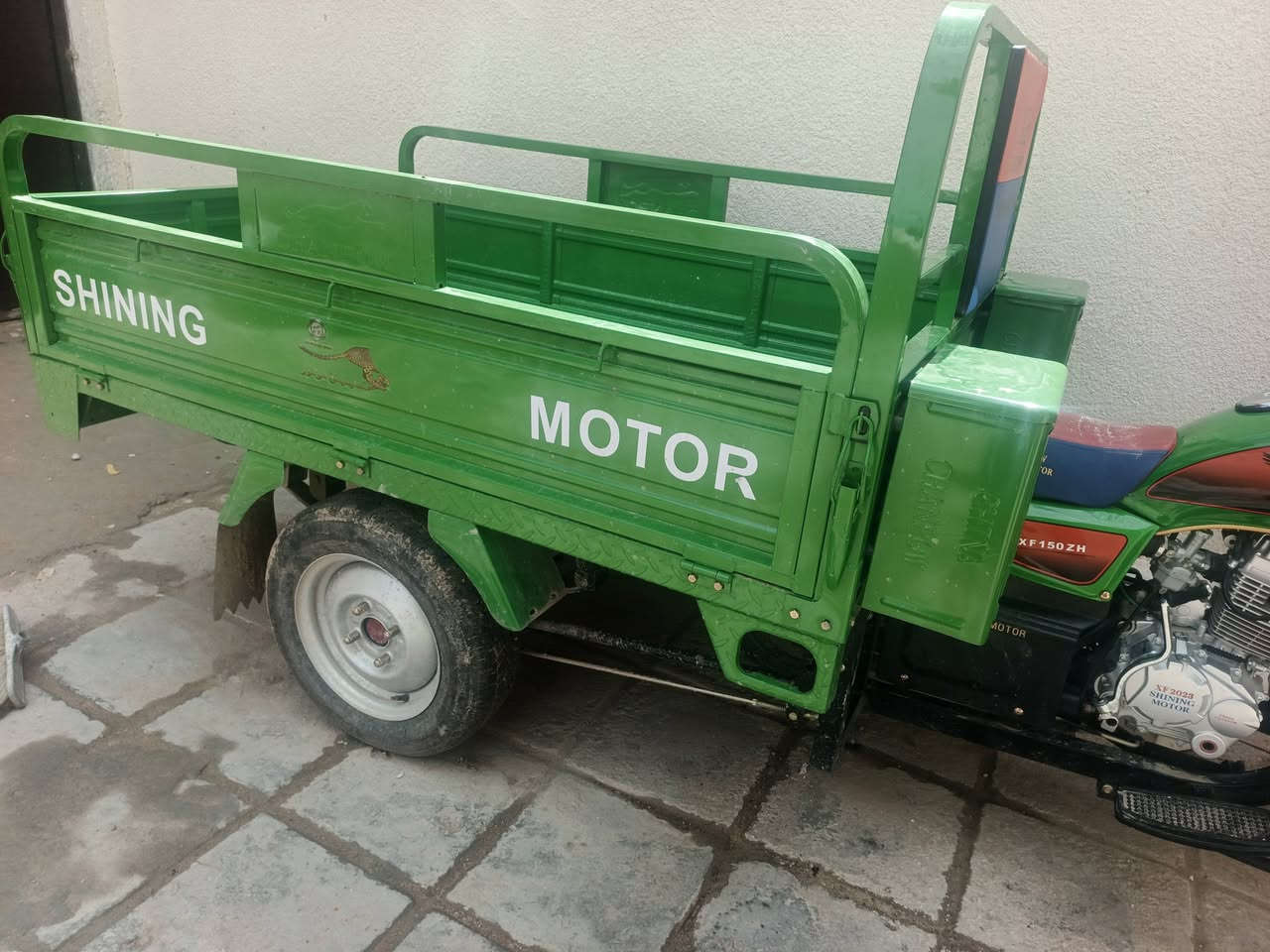 السلام عليكم ستوته البيع مديل 23طالع من المعرض قبل شهرين بسمي انا مطلعها مخذها مليونين و 900انا عندي دوام وما اطلع بيها اصلن ضاله متروسه تراب على طبكتها نقص اليرضي الله وخذها الستوته كفاله عامه العنوال كربلاء فوك من حي العباس قرب جمعت الزهراء ***********اخوان رسلني وتساب
