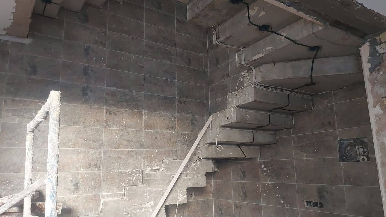 السلام عليكم 
خلفه تطبيك كافه انواع الارضيات مرمر كاشي سيراميك بورسلين 
تطبيك الجدران وكافه انواع الادروجه يتوفر لدينا كافه ادوات العمل 
مكاني بغداد للاستفسار والاتصال ***********
