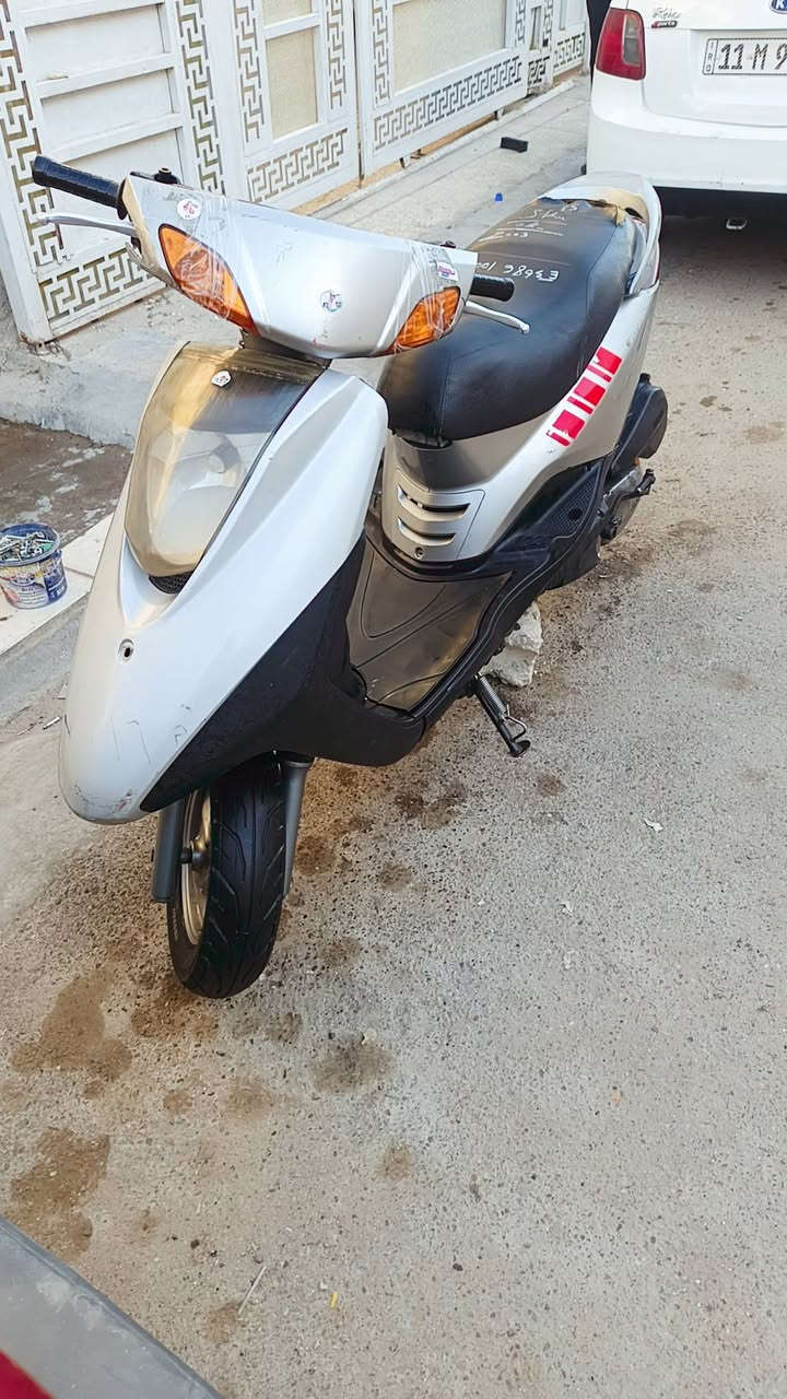 سلام عليكم دراجة بريز دراجة وكالة دراجة رمبة كهرباءيات كلهة شغالة سلف وهندر مكينة على وضع الوكالة مملعوب بيهة دراجة حولة ونضيفة نقص بس استاند تعليك وليط مال كفر الفوك البجم طاكات هاهية الباقي كلة كامل وشغال دراجة الله شاهد حلوة ونضيفة 
الرقم. ***********
السعر.  650 وشوفك بيهة انشالله
