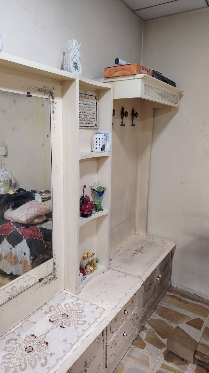 غرفه نوم خشب عراقي للبيع قنصور6 ابواب
 السعر 235 بيها مجال بسيط للشراي


**إذا كنت صاحب هذا الإعلان وتريد حذفه لأي سبب، رجاءا أرسل رسالة إلى الدعم الفني**