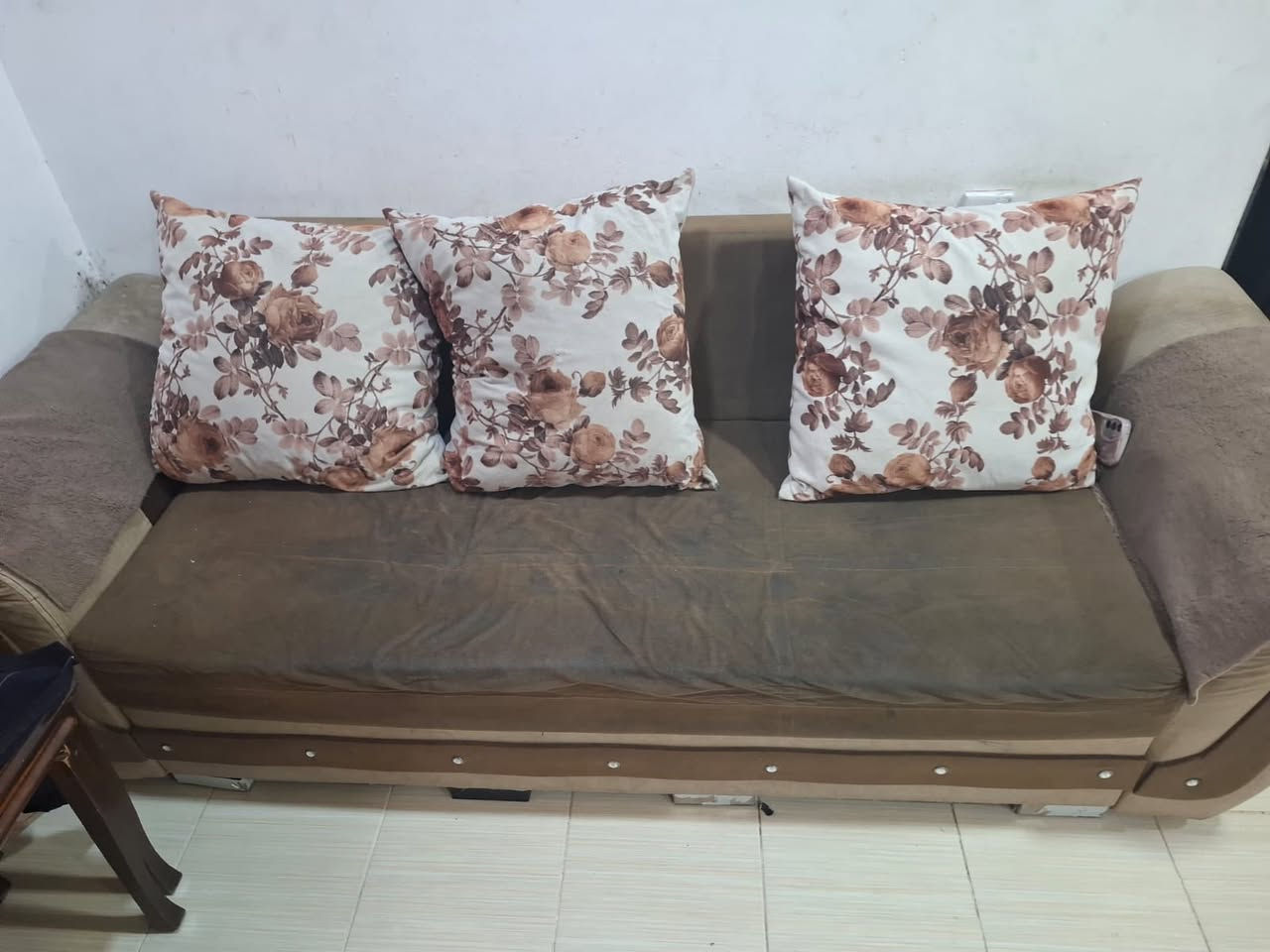 قنفات ٣ قطع ثنين كبار ووحده وسط ووياهن مخاديد عددهن ١١ مخده


**إذا كنت صاحب هذا الإعلان وتريد حذفه لأي سبب، رجاءا أرسل رسالة إلى الدعم الفني**