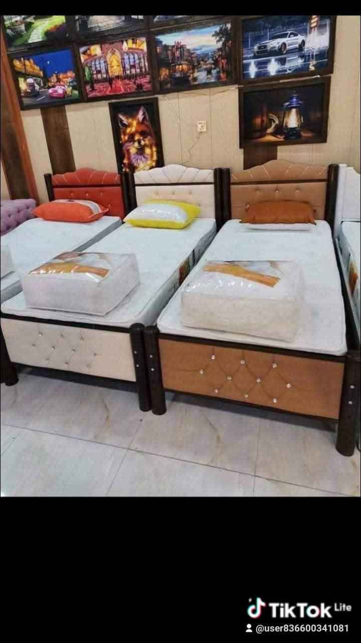 🛏️ سرير نفر واحد أصلي إيراني 

النوع: سرير فردي (نفر واحد)

المنشأ: صناعة إيرانية أصلية

الخامة: غالبًا مصنوع من الخشب الطبيعي أو المعدن المطلي عالي الجودة

الجودة: عالية التحمل – يتميز بالمتانة وطول العمر

التصميم: عملي وبسيط – يناسب غرف النوم الصغيرة أو الاستخدام في الشقق أو السكن الطلابي

الراحة: يوفر دعماً جيداً للفراش والظهر

القياس التقريبي: 90 × 190 سم (قد يختلف حسب الموديل)
السعر 65 الف توصيل داخل كربلاء فقط توصيل سريع جدا لحجز الاتصال على الرقم التالي 
*********** كربلاء, العراق
