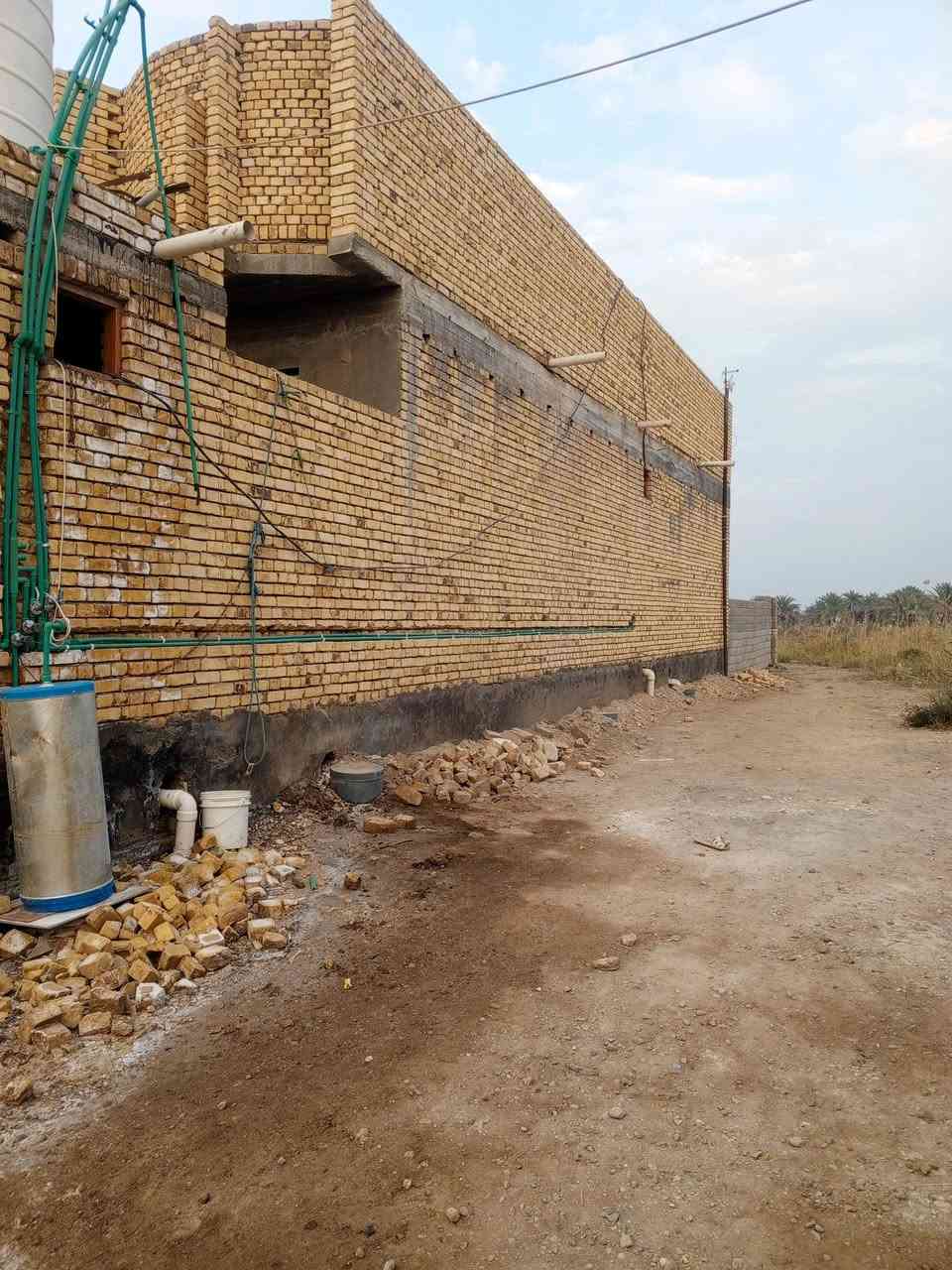 سلام عليكم بيت بسديناويه زراعي لمساحه 420 متر يصير لبيت ورا لجسر  بصبحه رقم ***********
