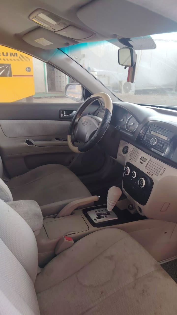 سوناتا خليجي 2006 رقم انكليزي جديد شمالي دهوك صبغ عام اثر جراد وللجمالية اسود ميتاليك 
كير ومحرك وحدادية كهربائيات كله شغال وبلادي
داخل بلادي كشنات قماش
محرك ألفين خط واحد
ضربتها داخل العراق الجاملغ الخلفي جهة السايق فقط 
رقم التلفون ***********
