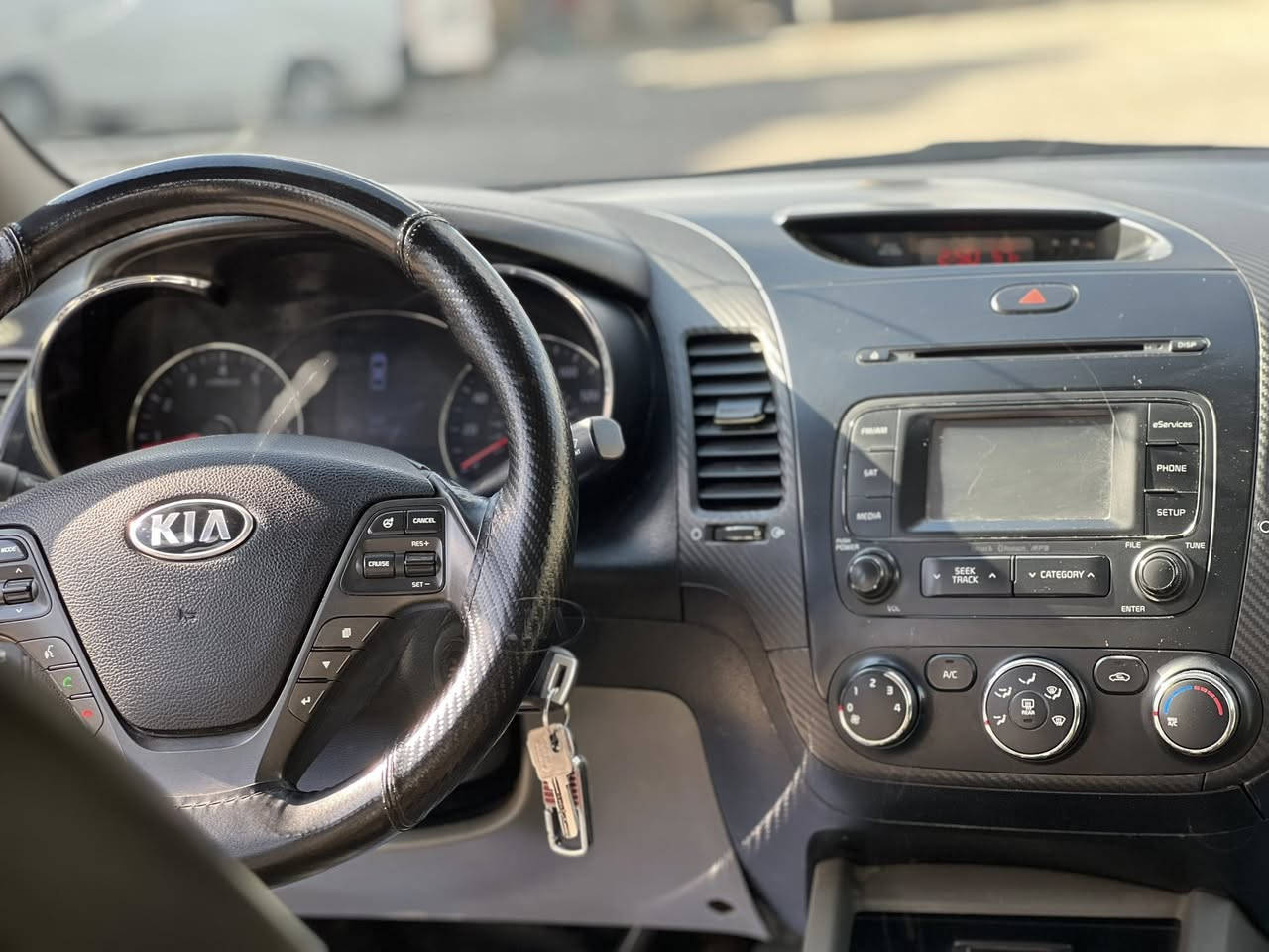 السلام عليكم ورحمة الله وبركاته
•كيا فورتي موديل 2016

•محرك 2000 GDI امريكي

•الرقم الأنگليزي ( رقم بغداد شبه مميز )  

•مري شفط

•كاميرا خلفية

• بلوتوث

• منفذين للجداحة + منفذ USB خارجي + AUX 

•تحكمات ستيرن

•كروز سرعة  

•نظام ايكو (ECO) تقليل صرف الوقود 

( السونار خاص واتساب )

مكان السيارة بغداد مدينة الصدر 

*********** 

السعر 110
