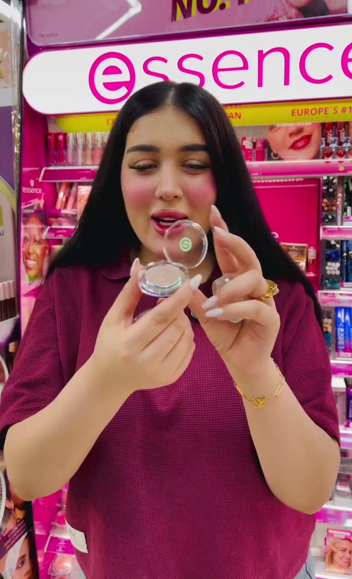 هايلايتر إيسنس (Essence) الأصلي هو  الضوء لمنح البشرة إضاءة طبيعية وصحية، ويبرز ملامح الوجه. يتميز بتركيبته الخفيفة، ملمسه الناعم كالزبدة أو السوائل المائية، الذي يناسب جميع الميزانيات مع جودة احترافية تدوم طوال اليوم.  تدوم🩷

 متوفر بمول روزه الطابق الثاني قسم الكوزمتك 

العنوان 📍 الدوره شارع أبوطياره 

متوفر لدينا خدمة  توصيل 🚗

***********. 

. #طوال #ماركة#اسنيس #اكسبلور_ضيفونا #اكسبلورر #تجميل #صعدو #ملمس #ناعمة #يناسب #الاذواق #بشرة
