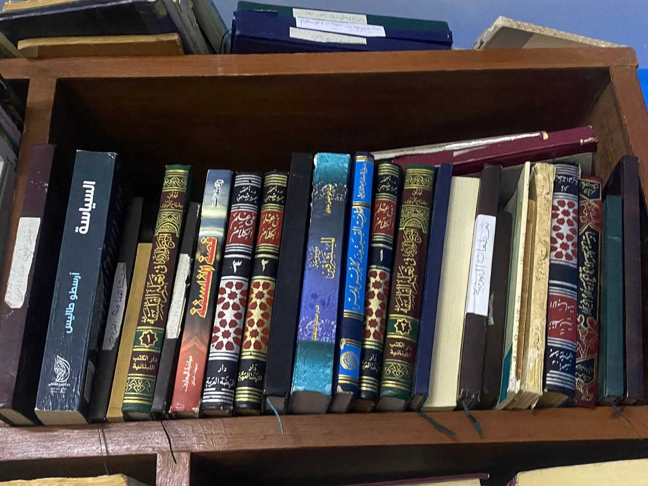 يوجد كتب اكثر من 5000 كتاب ال ‏اللغة  العربية او علوم قران. وا تاريخ و سياسه و فلسفه اداب و مذكرات شخصيه و قوامسي عربي نكليزي و عربي فارسي و وسير اهل البيت و وعلوم اخره 
يوجد توصيل ال جميع محافظات العراق 
التواصل وتساب ***********
