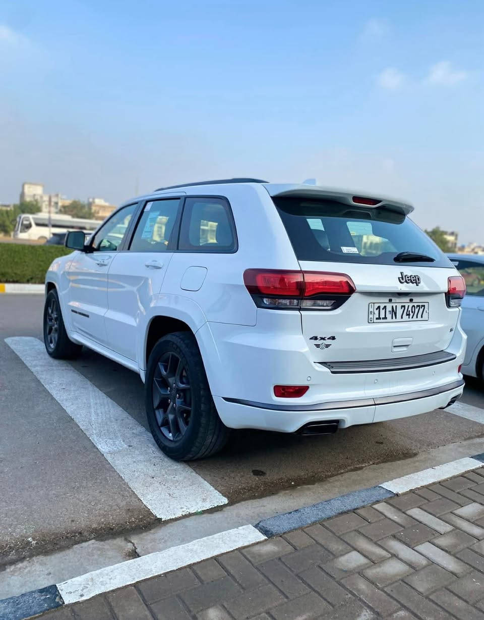 سلام عليكم 
جيب كراند شيروكي فه  ال  S
اعله موصفات بجيب
الموديل :2020  . (خليجي) . 

المحرك : V6.  3.6L .
العداد : الف53 km
 
وكاله هارلم السياره 
السياره مكفوله كفاله عامه من الصبغ و البارد و الشخوط
سياره داخل احمر 
رقم بغداد بسمي   من الزيرو على ايدي

سياره جديده بمعنى الكلمه 
* المواصفات : داخل احمر بلادي 
  . 
* تحذير الخروج عن المسار . 
* نقطة عمياء .
* دفع رباعي 4x4 . 
* فرش المقاعد من الجلد . 
* المقاعد الأمامية كهربائية .
* ذاكرة لحفظ وضعيات الجلوس . 
* المقاعد الأمامية مع تدفئة . + تبريد 
* صف المقاعد الخلفية مع تدفئة . 
* ويل قياس 20 انج اسود لماع .
* مقود السائق كهربائي . 
* تدفئة ستيرن . 
* سقف بانوراما .
* شاشه 8.4 انج .
* نظام الملاحة (GPS) . 
* نظام خاص للطرق الوعرة . 
* مصابيح امامية زنون . 
* المصابيح الأمامية مع LED لايت . 
* كشافات الضباب زنون . 
* تشغيل عن بعد .
* صندوق كهربائي .
*  حساسات أمامية . 
*  حساسات خلفية .
* كاميرا خلفية .
* بخاخ ماء لتنظيف المصابيح الامامية .
* مرايا بخاصية التعتيم الذاتي . 
* مرايا جانبية قابلة للطي كهربائيا . 
* بلوتوث تلفون . 
* محدد سرعة . 
* نظام تشغيل واطفاء اوتماتيكي للمحرك للتوفير من صرف الوقود .
* نظام بريك اوتماتيكي . ملاحضه حته سبيره ما نازل وغراض الشركه كلهن موجوده
 
مكاني بغداد
333$💵    و بيهه مجال بسيط
***********
