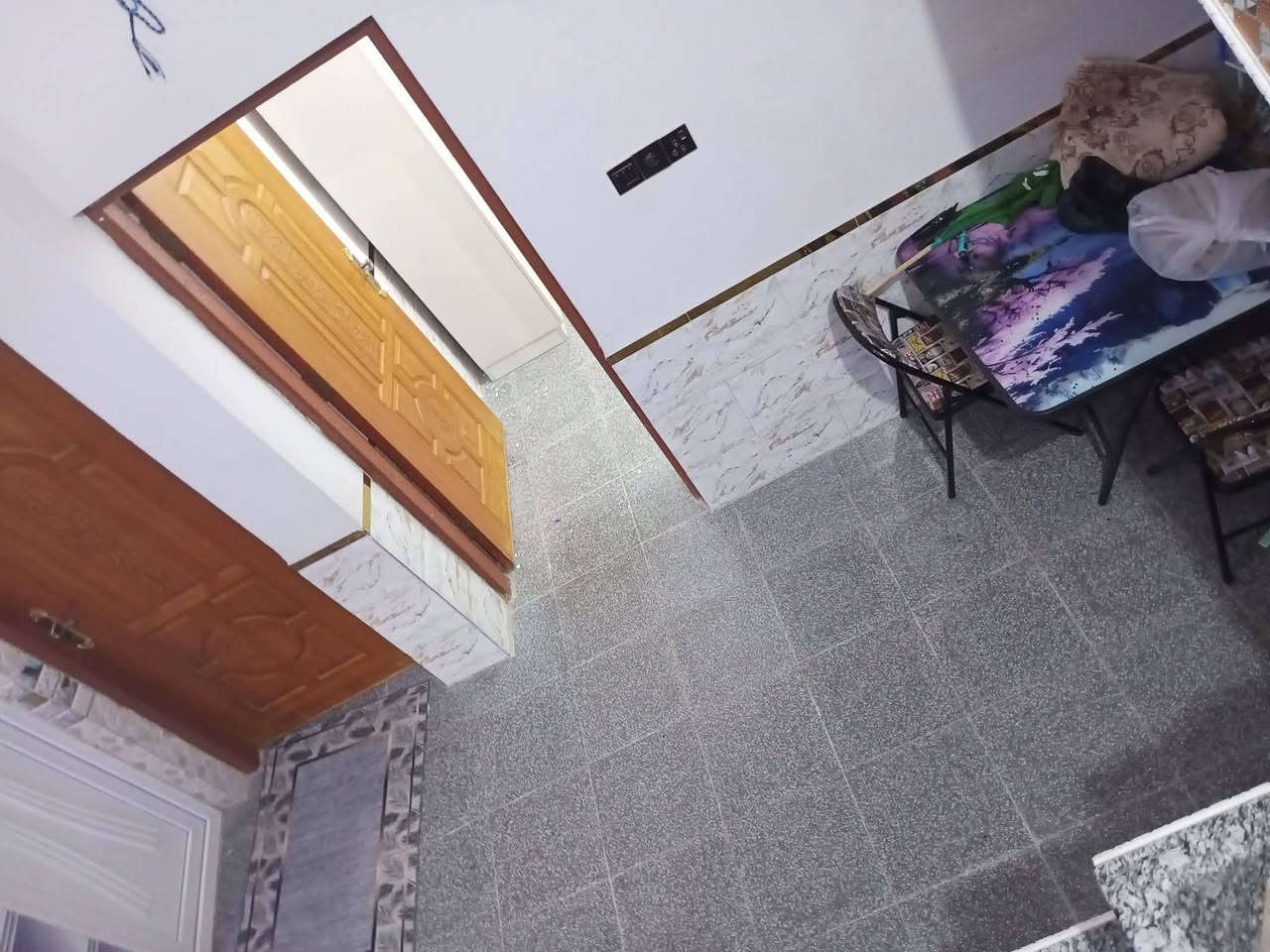 سلام عليكم بيت للبيع مساحه ٢٠٠متر يحتوي على غرفتين وصاله وحمام ومطبخ حار وبار صحيات رابع بيت عن الشارع العام السعر خاص للأستفسار اتصال***********
