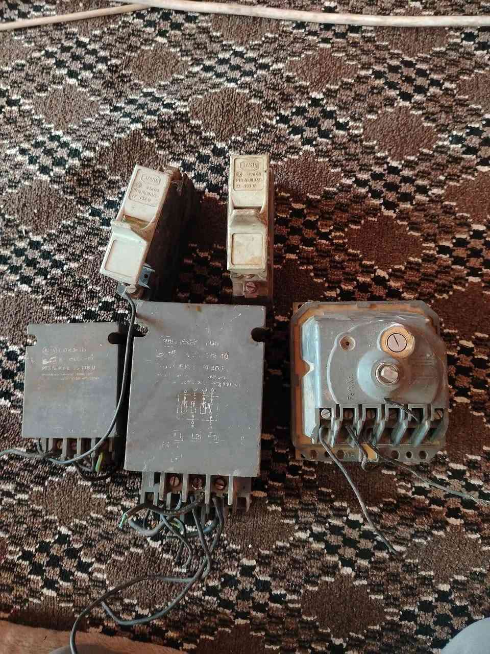 السلام عليكم ورحمة الله وبركاتة جهاز كامل نوعيه شنايدر 3000 امبير شرط الشغل  كلهن سعر 100 الف قفل وين اهل مولدات يفيدنهمم
اجهزه  اوتو ماتيك يعني اي خلل يصير عندك يفصل اوتوماتيك  الي يفيدنو يتصل *********** مكان الشرقاط الخصم
