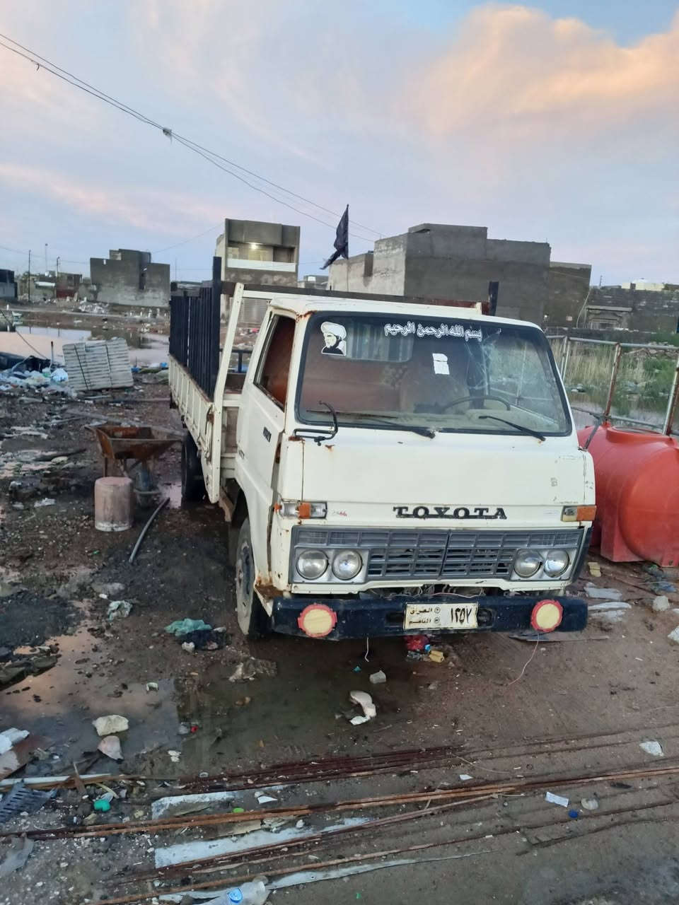 سلام عليكم سياره داينا ياباني لبيع سياره نظيفه مستعجل على بيتعه سعر 45وبيه مجال بسيط رقمه تئميم عنون بغداد ***********
