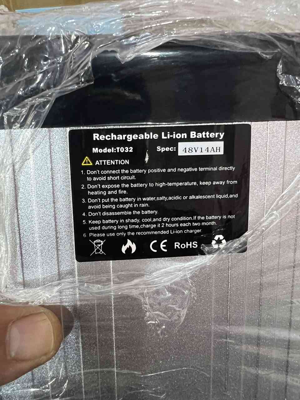 هذا المنتج عبارة عن مجموعة بطارية ليثيوم أيون للدراجات الكهربائية (E-bike) طراز T032، وتتضمن شاحناً وحاملاً خلفياً. 
النوع: بطارية ليثيوم أيون قابلة لإعادة الشحن.
الجهد الكهربي: 48 فولت.
السعة: تتراوح عادة بين 15 أمبير-ساعة إلى 18 أمبير-ساعة حسب الطراز الفرعي.
المكونات: تتضمن البطارية، الشاحن، الحامل الخلفي (Rack)، ودليل التشغيل.
نظام إدارة البطارية: تحتوي على نظام BMS بقدرة 30 أمبير لحماية البطارية.
متوفر قطعتين


**إذا كنت صاحب هذا الإعلان وتريد حذفه لأي سبب، رجاءا أرسل رسالة إلى الدعم الفني**