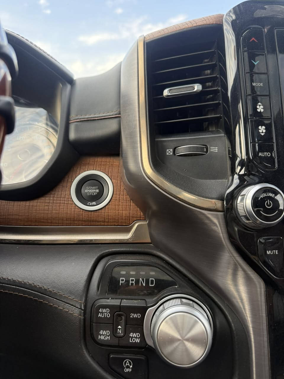 للبيع دوج رام المكان البصره الزبير
سنويه 2032سليمانيه   

***********

كفاله عامه 

مديل 2020 فول مواصفات

مشي 128 الف
