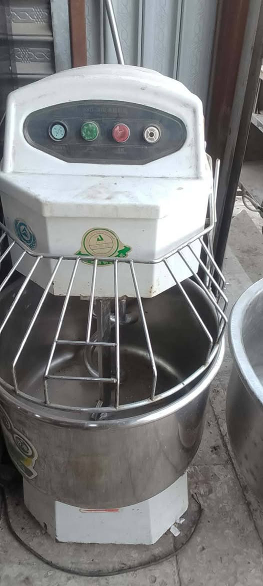 السلام عليكم 

عجانه تركيه لولبيه نظيفه جدا 

فتاحه عجين نظيفه جدا 
***********
***********
