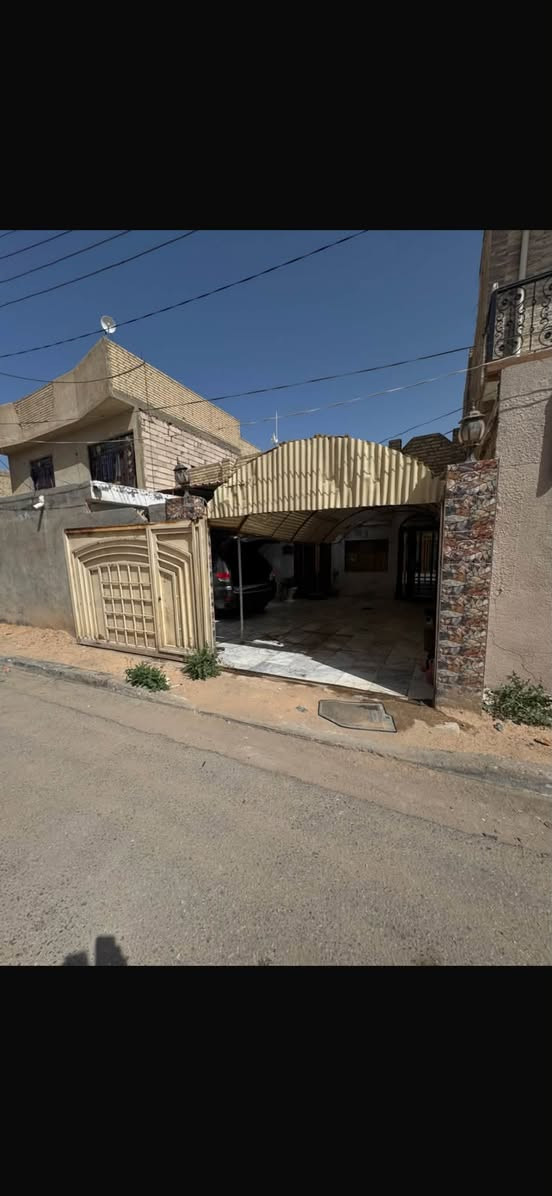 البيت مساحته ٢٠٠ متر بحي الأطباء يبعد فرعين عن الشارع العام بفرع مأكولات بيروت يسار يمين الحي معروف وراقي 
يحتوي على غرفتين نوم + سويت + ممر فاصل ومنور بين الغرفتين مطبخ
و استقبال
ابعاد الغرفتين خمسه بخمسه عرض وطول
الاستقبال 6 ب 4
المطبخ 4 ب 7
مساحة الطاره 6 ب 10
مع صحيات خارجيه 2 تحتوي على حمامات ثنين 
فقط الصاله معزوله بدون سقف مع وجود الدرج يعني فقط السقف تحتاج
مطبخ واستقبال عكاده فقط السقف حياطين  وطابوك جمهوري وباقي البيت كله طابوق جمهوري 
البيت مرتب وجيد جداً يصلح للسكن 
(((ملاحضة )))
اني صاحب العقار شخصياً وبأسمي والبيت مكفول من  سحب واعادة تسجيل وشرط الفحص علماً ان سعر القطعة 210 مليون 
والبيت كامل سعره 225 ابيعه بسبب ضروف!! *********** بي واتساب
***********
