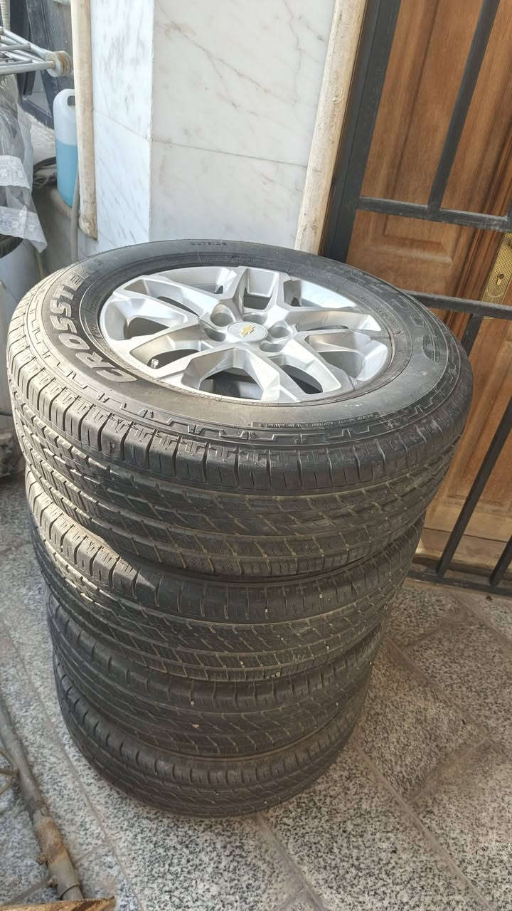 السلام عليكم
للبيع تخم ويل 18 بلادي اصلي مال ترفرس مع 4 تايرات نظيف جدا
255 / 65 / R 18
مكاني بغداد
***********  +  واتس ب
