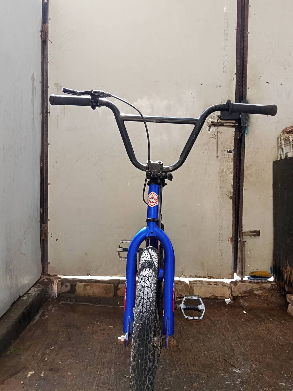 هاي دراجة BMX، تُستخدم غالبًا للحركات والاستعراضات والقفزات 🚲
من مميزاتها:
•المقود العالي والعريض
•الإطار الصغير والقوي
•الإطارات السميكة
•البدالات المعدنية المناسبة للحركات
سعر مناسب 60 الف وبيها مجال بسيط 
للاستفسار المراسلة على الخاص
مكان بغداد الدورة قرب كلية الهادي


**إذا كنت صاحب هذا الإعلان وتريد حذفه لأي سبب، رجاءا أرسل رسالة إلى الدعم الفني**