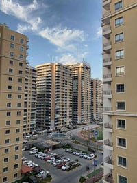 شقة للبيع – مجمع بوابة العراق  📍 الموقع: مجمع بوابة العراق 📐 المساحة: ...