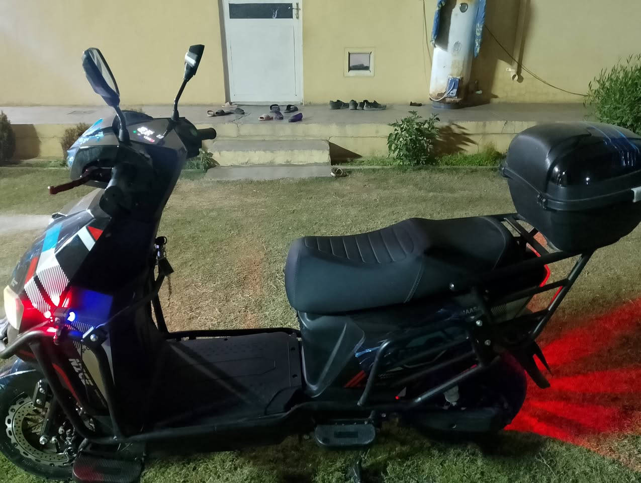 سلام عليكم دراجه شحن للبيع نوع الماسه الشبح 6 بطاريات و 4 نمرات مستخدم شي قليل السعر 700 وبي مجال المكان الرمادي *********** موجود واتساب
