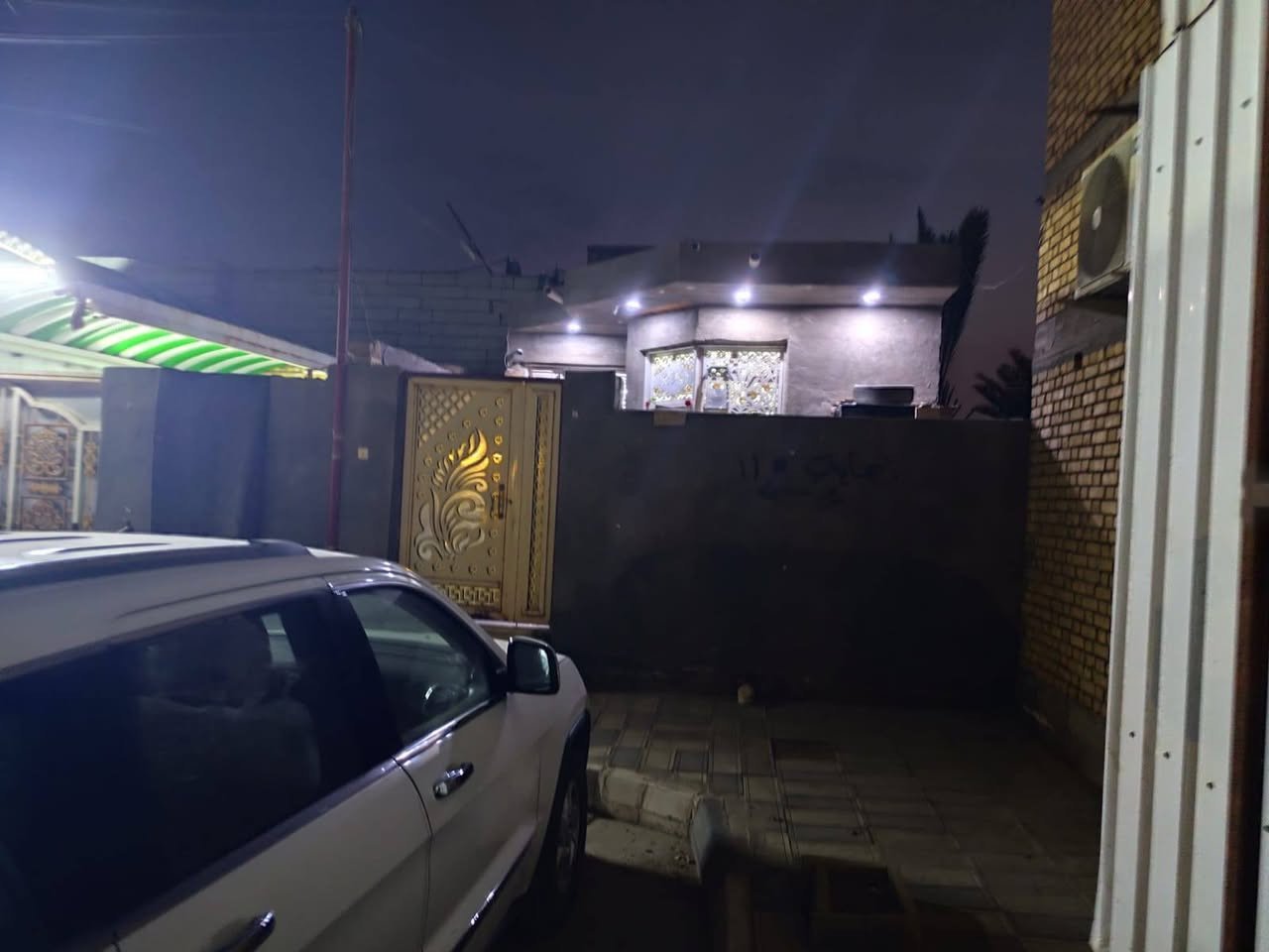 دار زراعي للبيع مساحته 120
جميع الخدمات تبليط بالباب بناء جديد كونكريت طابوق 

البناء غرفه وصاله وديوانيه مطبخ حار مطبخ بارد كراج 

العنوان حي الرسول قرب مستشفى بنت الهدى عرض الشارع 20 متر 

سعر البيت 105/ ***********

