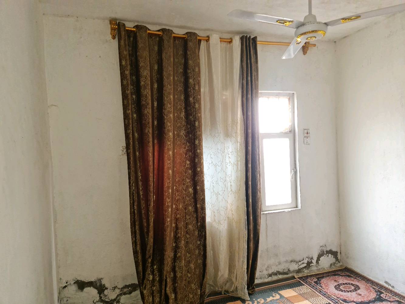 السلام عليكم بيت للبيع مساحته 120 في منطقة الحميدية بشارع المصاليخ يم المضمد علي ابو فاطمه مقابل أسواق حسون داخل فرع سعره 18 وبي مجال  
يحتوي على إستقبال وصاله وحمام ومطبخ ضمن الصاله ومنور و تواليت خارجي و غرف ٢ هاذ الرقم *********** إتصال فقط