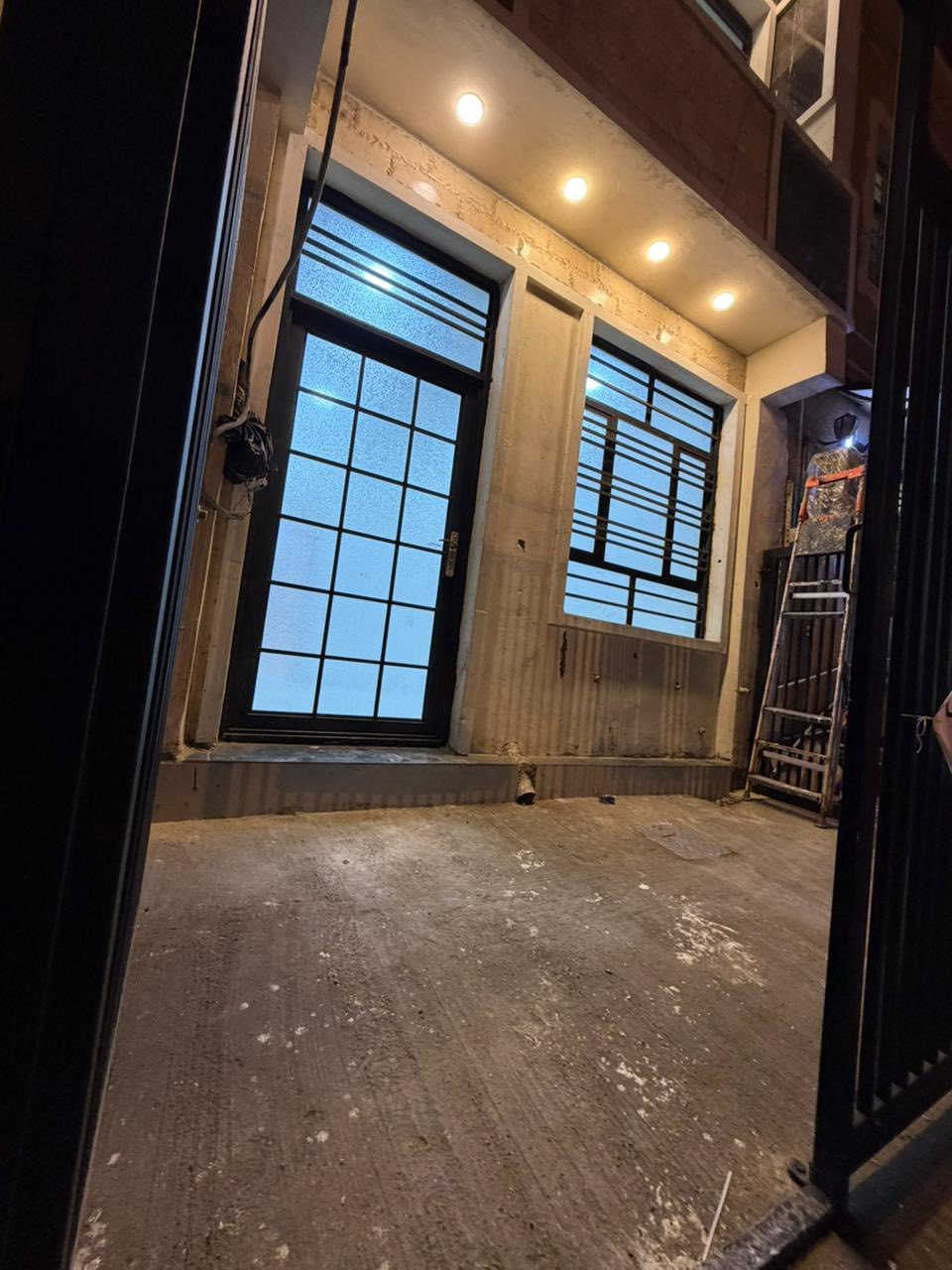 دار للبيع ملك صرف طابو 
المساحه 50م  
يحتوي على 3 غرف نوم🏗️ وصاله 🏗️ومطبخ 🏗️ خدمات عدد 2

بناء حديث 2025 عرض الشارع 30 متر 

عنوان الدار حي القاهره الشارع السايدين مقابيل مدرسة المهج الاهليه 

للاستفسار ***********
